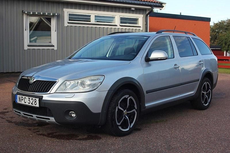 Silver Begagnad 2011 Skoda Octavia Scout Kombi | 48 000 kr (Bra pris) - Bild 1/4