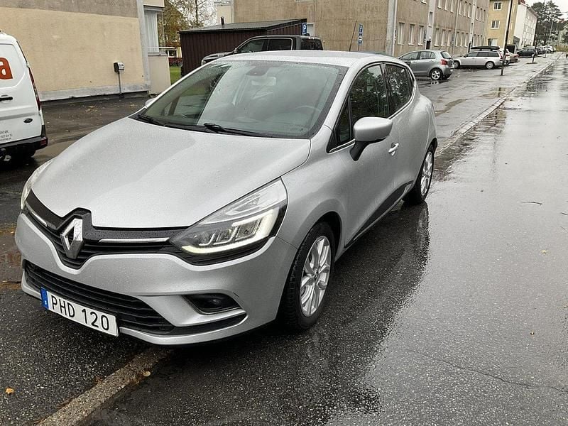 Silver Begagnad 2017 Renault Clio IV Halvkombi | 81 000 kr (Marknadspris) - Bild 1/4