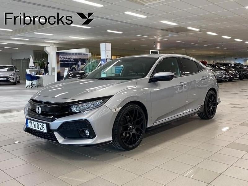 Silver Begagnad 2019 Honda Civic Sport Halvkombi | 179 800 kr (Marknadspris) - Bild 1/4