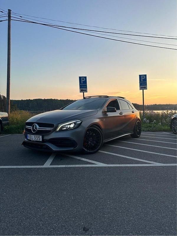 Grå Begagnad 2018 Mercedes A45 AMG AMG Halvkombi | 374 999 kr - Bild 1/4