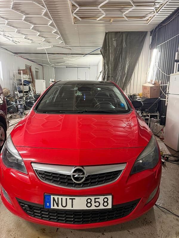 Röd Begagnad 2012 Opel Astra Enjoy Halvkombi | 49 000 kr (Marknadspris) - Bild 1/4