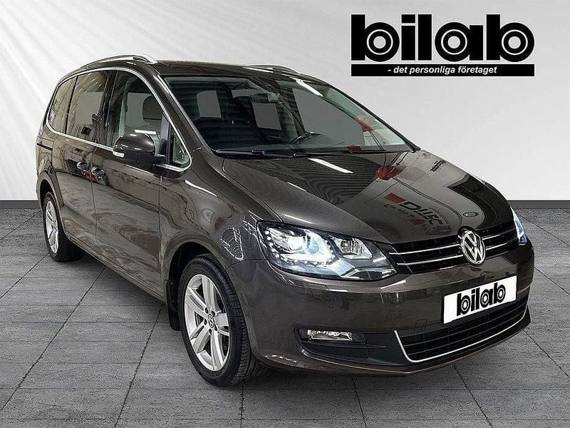 Mörkbrun (black oak brown metallic) Begagnad 2021 VW Sharan Comfortline Minibuss | 359 000 kr (Lite dyr) - Bild 1/4