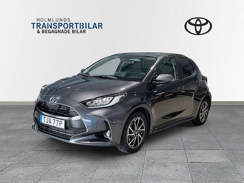 Mörkgrå (grå) Begagnad 2023 Toyota Yaris Hybrid Active Halvkombi | 264 900 kr (Lite dyr) - Bild 1/4
