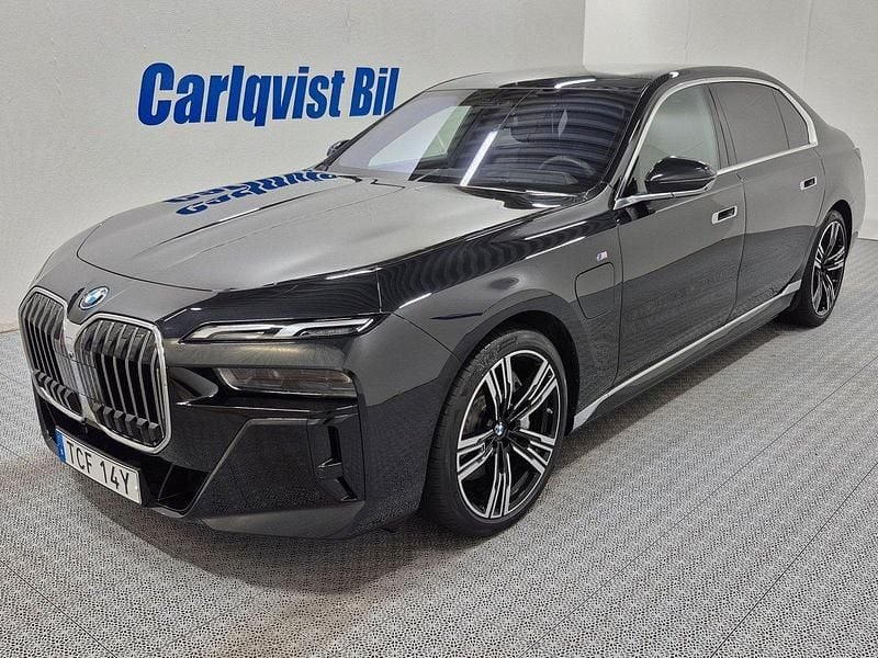 Svart (black sapphire metallic) Begagnad 2024 BMW 750e M Sport Sedan | 1 250 000 kr - Bild 1/4