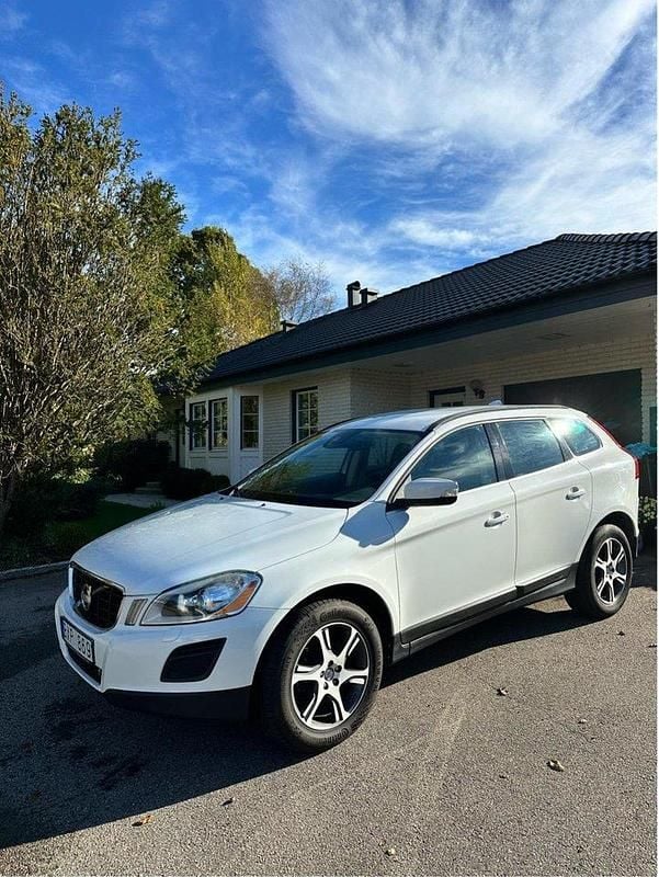 Vit Begagnad 2013 Volvo XC60 Momentum SUV | 135 000 kr (Marknadspris) - Bild 1/4