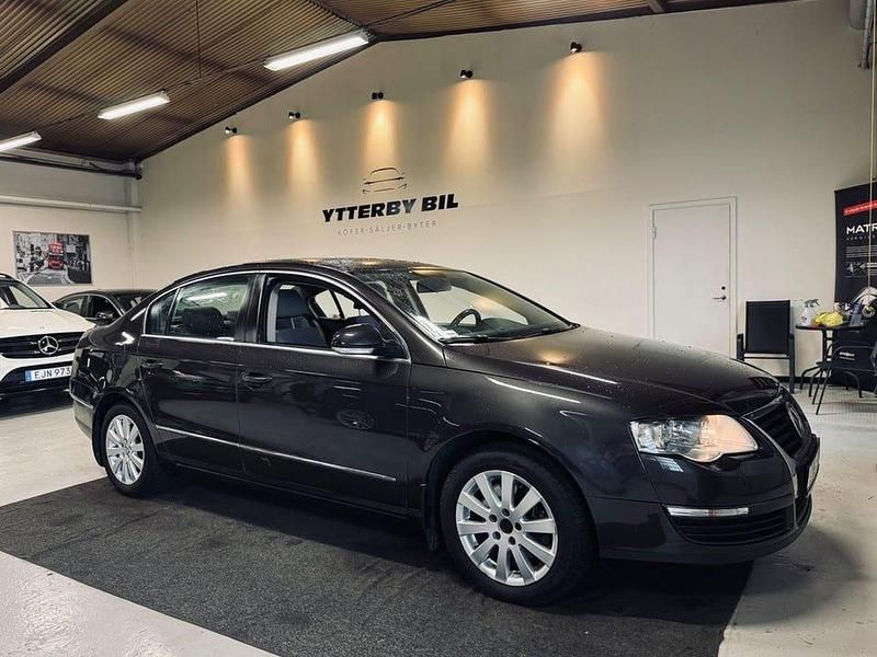 Mörkgrå Begagnad 2007 VW Passat Comfortline Sedan | 24 900 kr (Marknadspris) - Bild 1/4