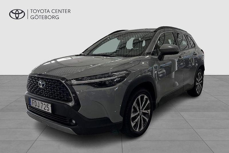 Grå Begagnad 2022 Toyota Corolla Cross Style SUV | 359 900 kr (Marknadspris) - Bild 1/2