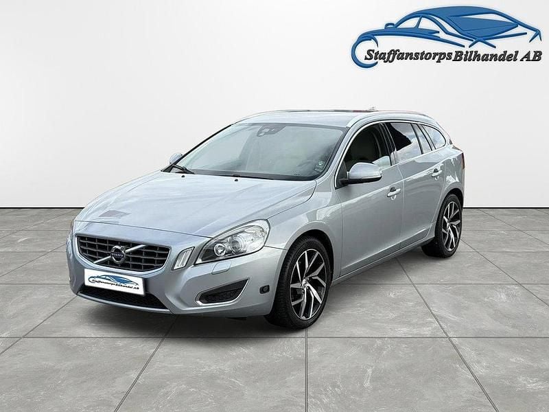 Silver Begagnad 2011 Volvo V60 Summum Kombi | 84 900 kr (Lite dyr) - Bild 1/4