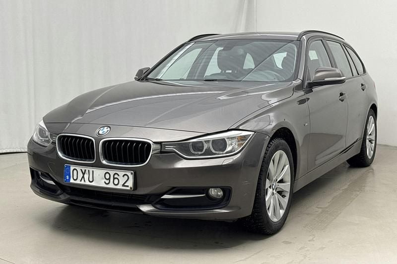 Brun Begagnad 2013 BMW 320 Sport Line Kombi | 139 000 kr (Marknadspris) - Bild 1/4