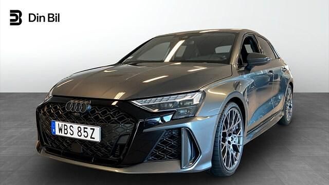 Grå (daytonagrå pärleffekt) Begagnad 2024 Audi RS3 Sportback Comfort Halvkombi | 769 000 kr - Bild 1/4