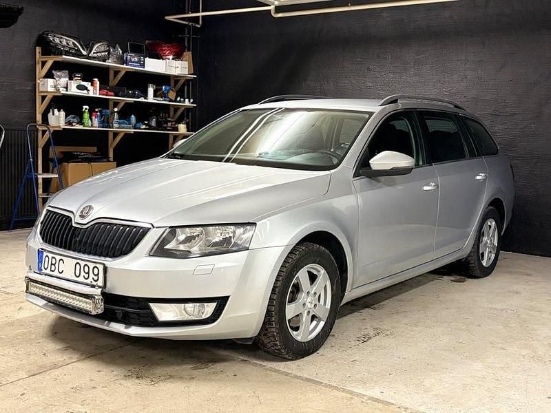 Begagnad Skoda Octavia Ambition 105 HK (77 kW) 2013 Silver Kombi