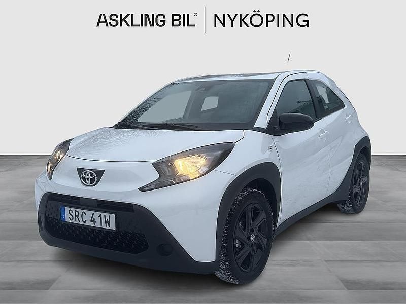 Vit Ny 2025 Toyota Aygo X Play SUV | 209 000 kr (Marknadspris) - Bild 1/4