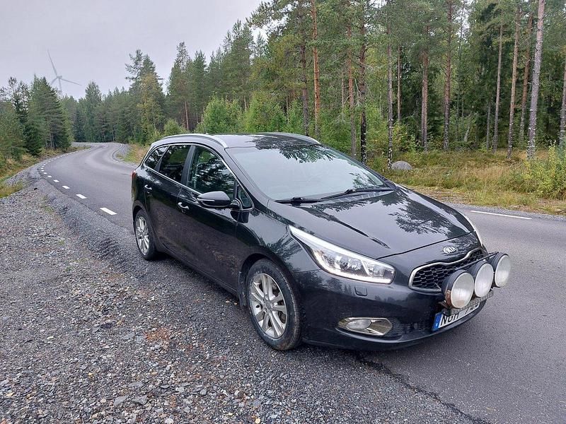 Svart Begagnad 2013 Kia Ceed Sportswagon Comfort Kombi | 59 000 kr (Marknadspris) - Bild 1/4