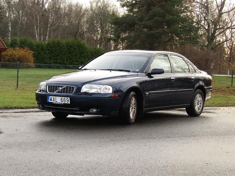 Mörkblå Begagnad 2004 Volvo S80 Business Edition Sedan | 32 000 kr (Marknadspris) - Bild 1/4