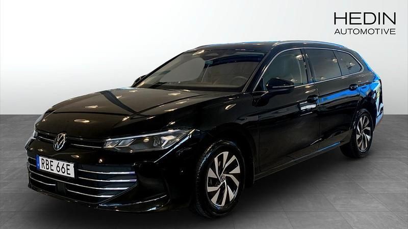 Svart (black) Begagnad 2024 VW Passat Kombi | 389 900 kr (Superpris) - Bild 1/4