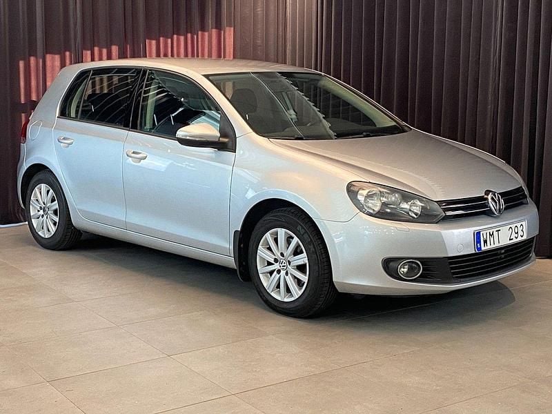 Silver (silver metallic) Begagnad 2011 VW Golf Halvkombi | 84 900 kr (Lite dyr) - Bild 1/4