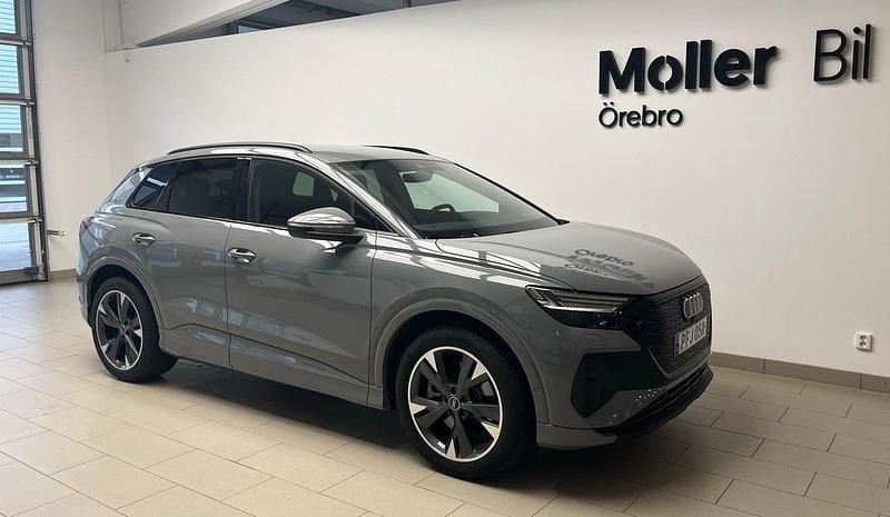 Grå Begagnad 2025 Audi Q4 e-tron Proline SUV | 549 000 kr (Dyr) - Bild 1/4