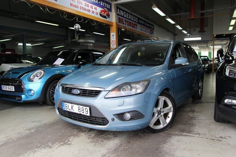 Grå Begagnad 2008 Ford Focus Halvkombi | 29 999 kr (Lite dyr) - Bild 1/3