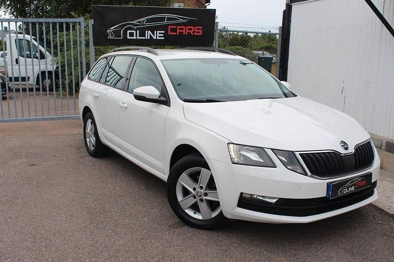 Vit Begagnad 2017 Skoda Octavia Kombi | 89 900 kr (Bra pris) - Bild 1/4