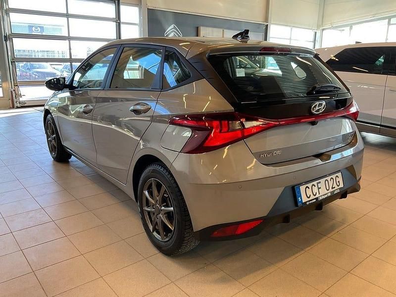 Begagnad Hyundai i20 Essential 120 HK (88 kW) 2022 Grå Halvkombi