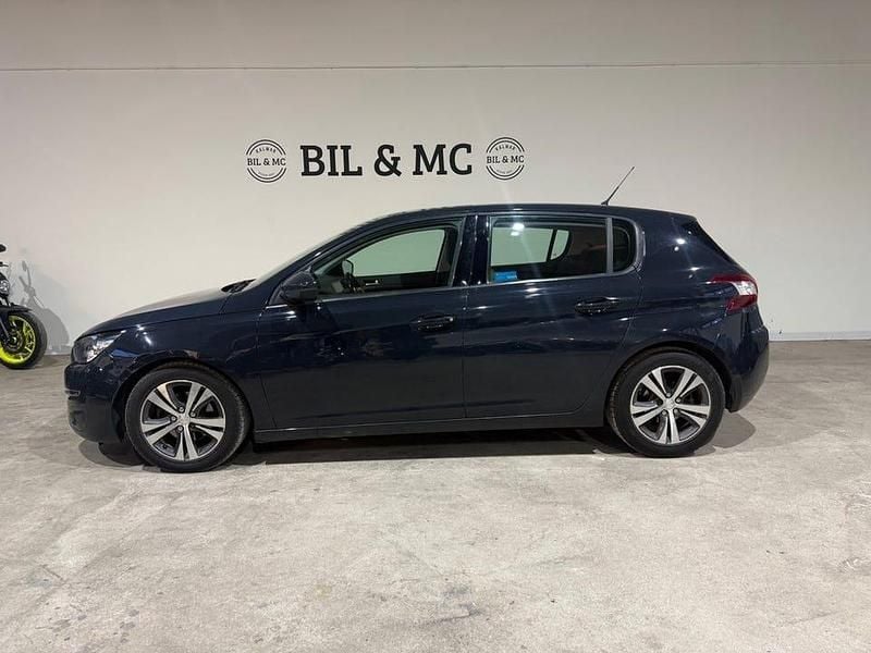 Mörkgrå Begagnad 2017 Peugeot 308 Active Halvkombi | 99 000 kr (Marknadspris) - Bild 1/4