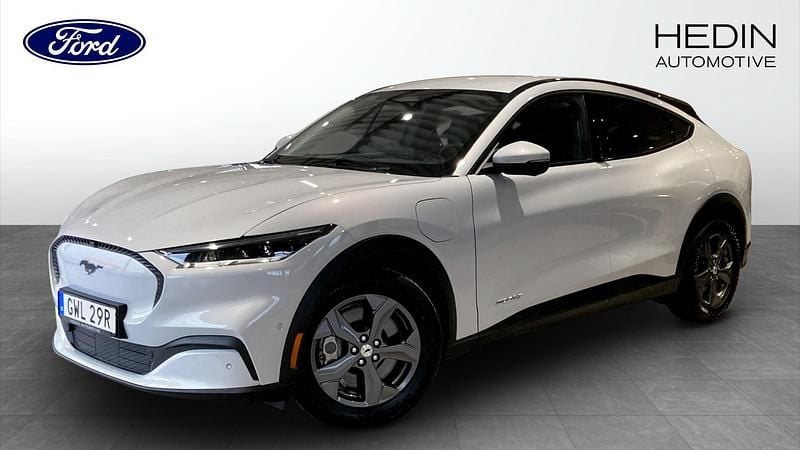 Vit Begagnad 2022 Ford Mustang Mach-E SUV | 364 900 kr (Marknadspris) - Bild 1/4