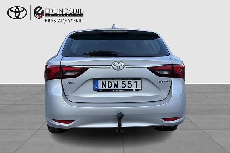 Begagnad Toyota Avensis Active 147 HK (108 kW) 2016 Silver Kombi