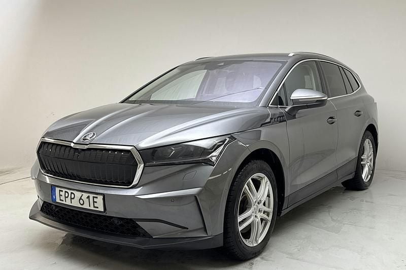 Grå Begagnad 2023 Skoda Enyaq iV SUV | 304 900 kr (Superpris) - Bild 1/4
