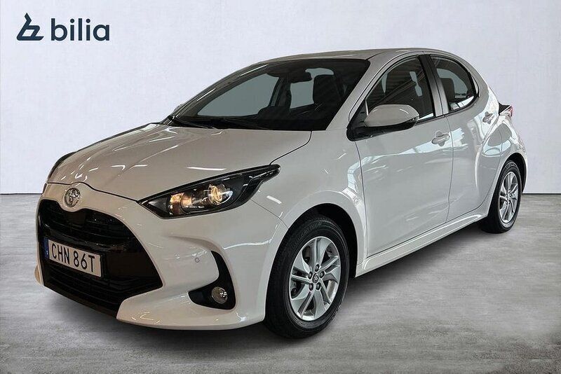 Vit Begagnad 2024 Toyota Yaris Hybrid Active Halvkombi | 249 900 kr (Marknadspris) - Bild 1/4