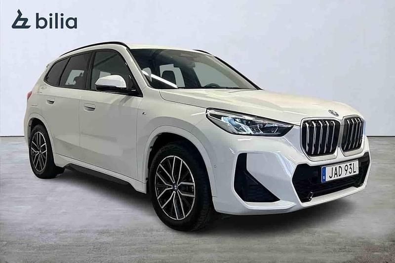 Vit Begagnad 2023 BMW iX1 SUV | 439 000 kr (Marknadspris) - Bild 1/1