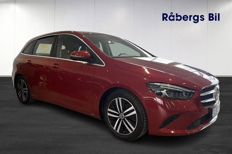 Begagnad Mercedes B180 136 HK (100 kW) 2022 Röd Minibuss