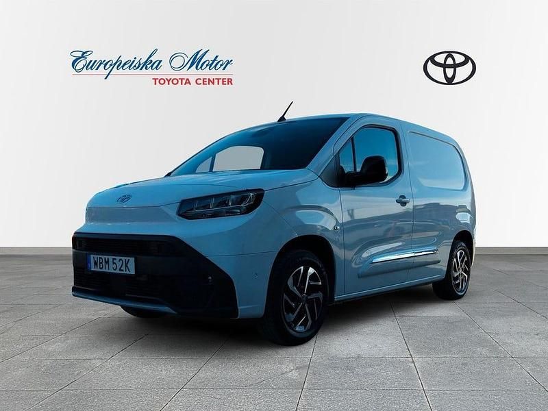 Vit Begagnad 2024 Toyota Proace City City Van | 324 000 kr (Marknadspris) - Bild 1/4