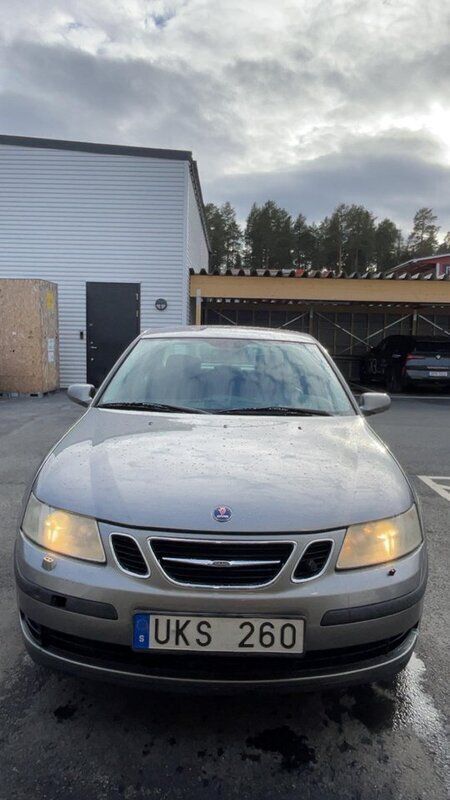 Grå Begagnad 2004 Saab 9-3 Linear Sedan | 24 500 kr (Bra pris) - Bild 1/4