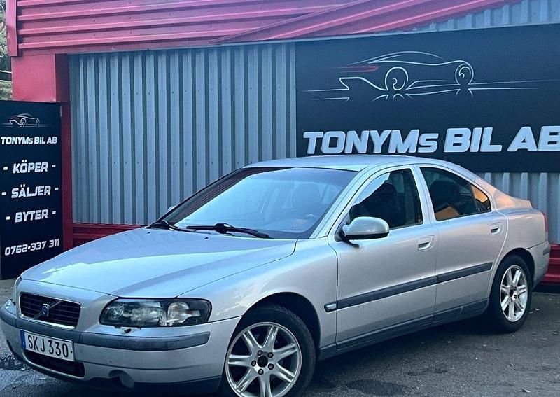 Ljusgrå Begagnad 2001 Volvo S60 Business Edition Sedan | 28 900 kr (Marknadspris) - Bild 1/4
