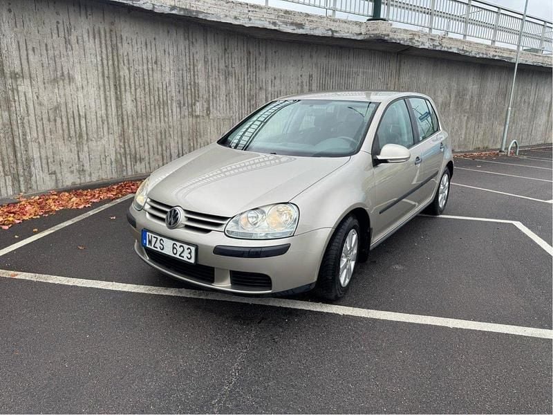 Brun Begagnad 2005 VW Golf IV Trendline Halvkombi | 28 500 kr (Marknadspris) - Bild 1/4