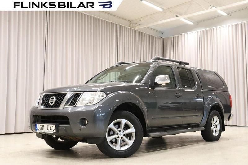 Mörkgrå (grå metallic) Begagnad 2011 Nissan Navara Pickup | 149 900 kr (Marknadspris) - Bild 1/4