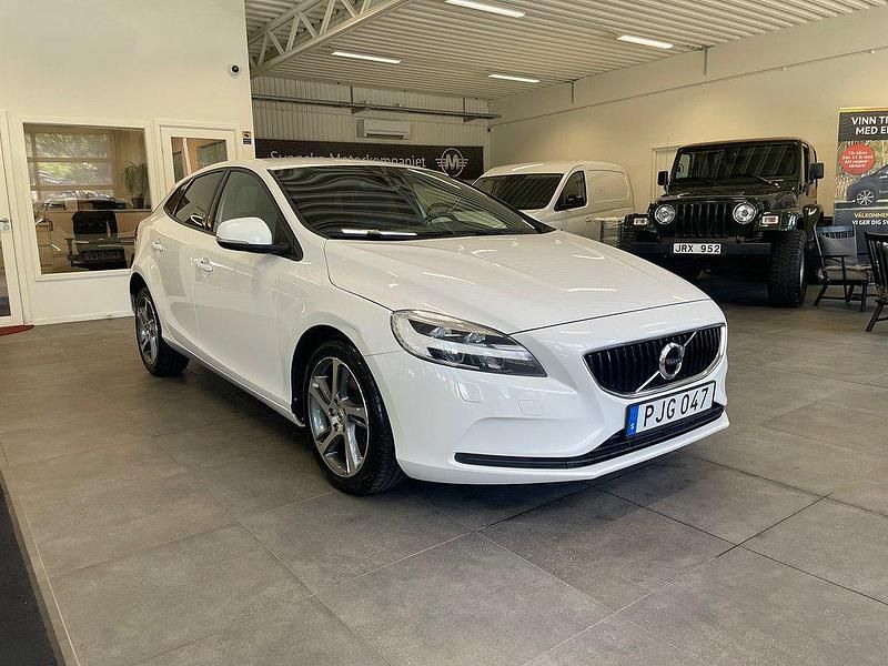 Vit Begagnad 2017 Volvo V40 Momentum Kombi | 139 900 kr (Marknadspris) - Bild 1/4