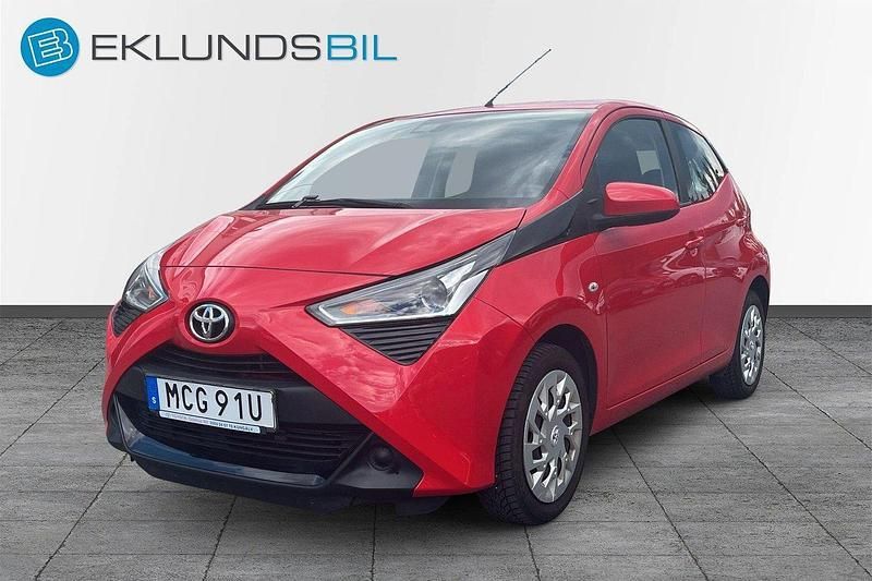 Röd Begagnad 2019 Toyota Aygo X-play Halvkombi | 119 900 kr (Marknadspris) - Bild 1/4