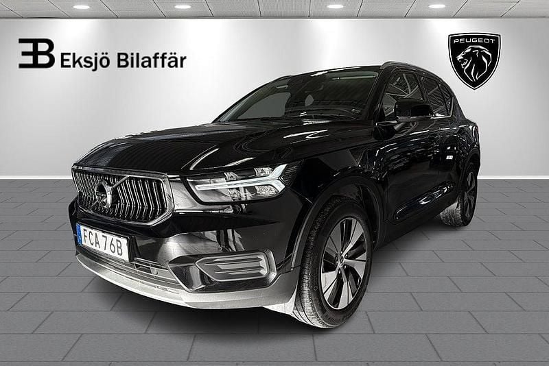 Svart Begagnad 2021 Volvo XC40 Momentum SUV | 329 500 kr (Marknadspris) - Bild 1/4