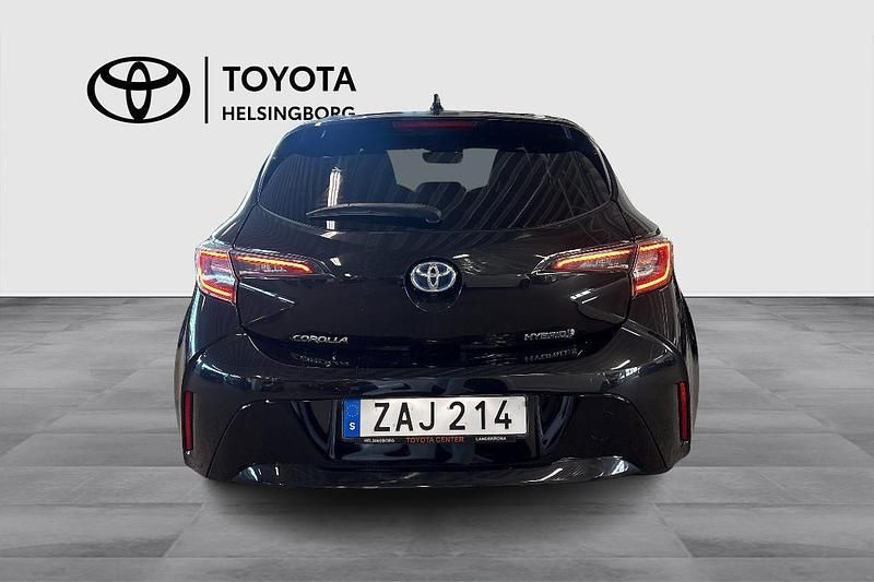 Begagnad Toyota Corolla Hybrid Style 124 HK (91 kW) 2021 Svart Halvkombi