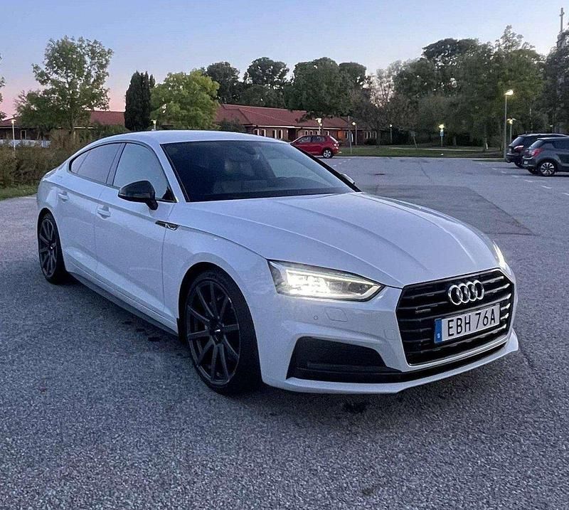 Vit Begagnad 2019 Audi A5 Sportback Comfort Halvkombi | 289 900 kr (Lite dyr) - Bild 1/4