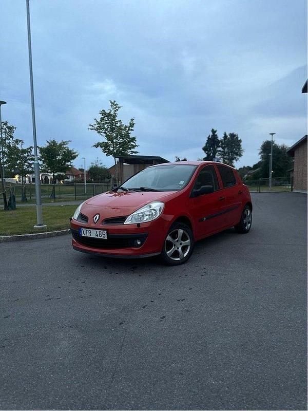 Röd Begagnad 2006 Renault Clio R.S. Halvkombi | 18 000 kr (Marknadspris) - Bild 1/3