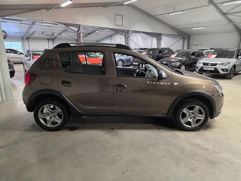 Begagnad Dacia Sandero Stepway 90 HK (66 kW) 2018 Brun metallic Kombi