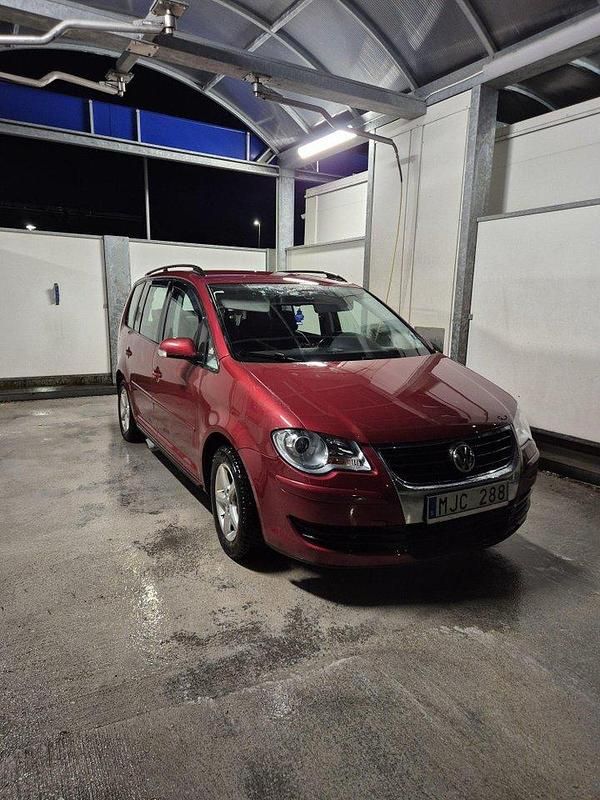 Röd Begagnad 2008 VW Touran Trendline Minibuss | 20 000 kr (Bra pris) - Bild 1/4