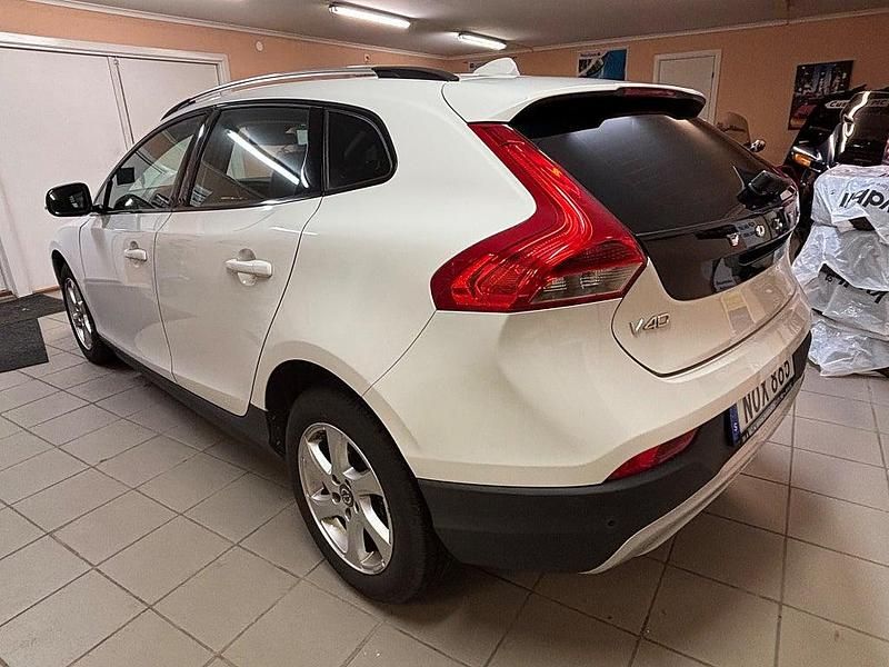 Begagnad Volvo V40 Momentum 114 HK (83 kW) 2014 Vit Halvkombi