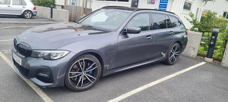 Grå Begagnad 2021 BMW 330e Shadowline Kombi | 349 000 kr (Dyr) - Bild 1/4