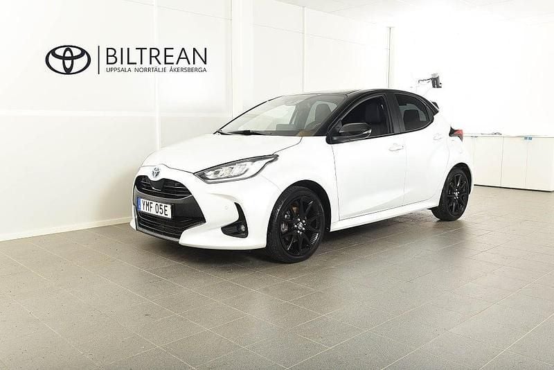 Vit Begagnad 2022 Toyota Yaris Hybrid Style Halvkombi | 224 900 kr (Marknadspris) - Bild 1/4