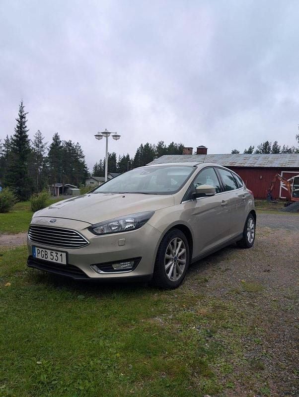 Grå Begagnad 2017 Ford Focus Titanium Halvkombi | 129 900 kr (Bra pris) - Bild 1/4