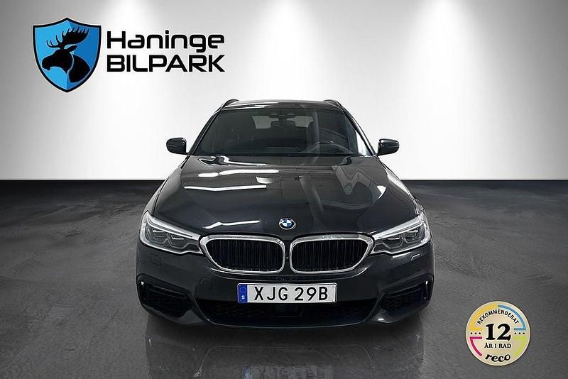 Grå Begagnad 2019 BMW 520 M Sport Kombi | 309 900 kr (Marknadspris) - Bild 1/2