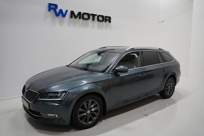 Grå Begagnad 2016 Skoda Superb Style Kombi | 144 800 kr (Marknadspris) - Bild 1/4
